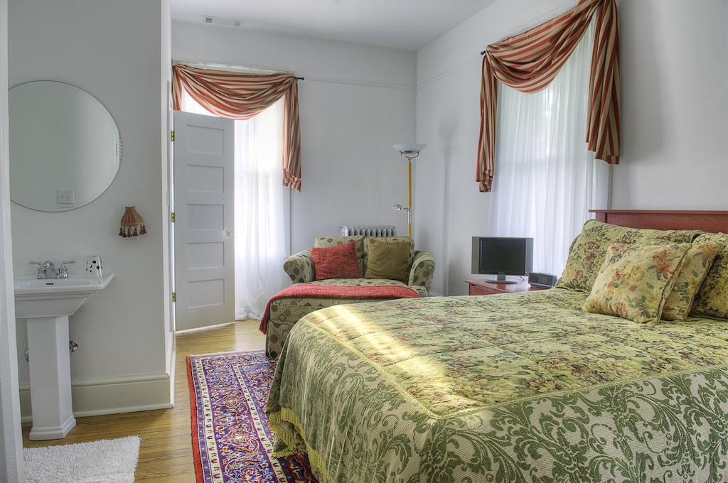 The Jackie O' House Bed And Breakfast Колумбус Номер фото