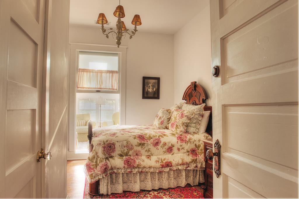 The Jackie O' House Bed And Breakfast Колумбус Номер фото